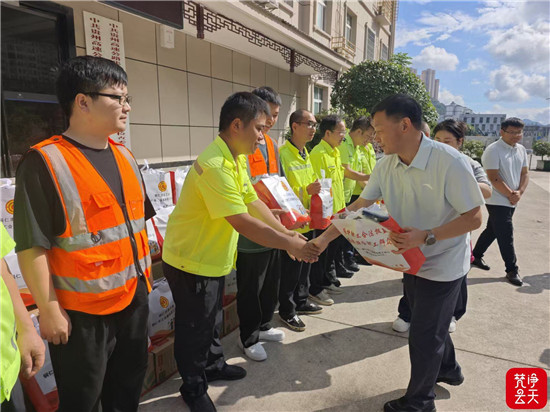 夏日送清凉 致敬高温下的城市守护者