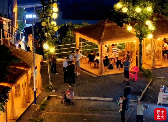 万山:夜间巡防守护群众“烟火气”
