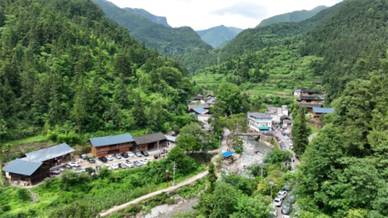 从“挖矿卖石”到“逐绿生金”——德旺乡坝梅村金盏坪的“两山”转化蝶变之路