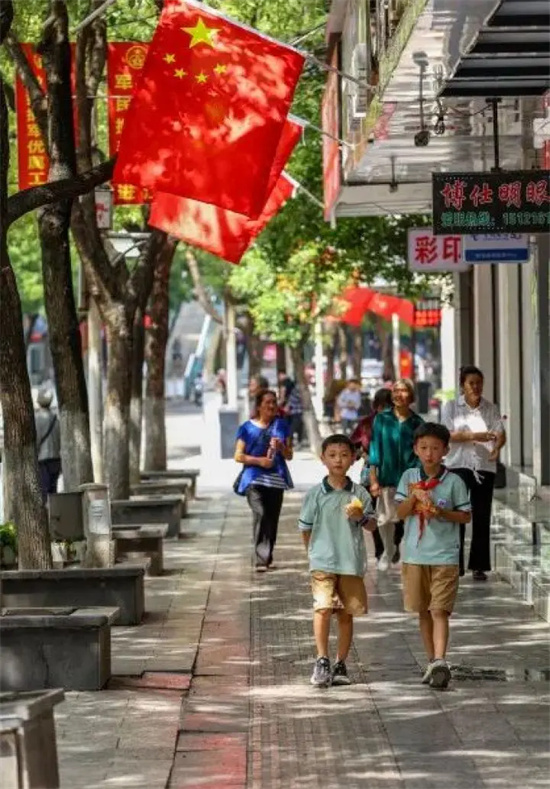 网络中国节·国庆|国庆红满印江!梵净西麓满城国旗迎华诞