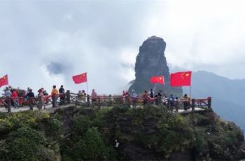 梵净山游人如织 国庆氛围拉满