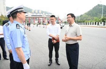 李作勋在万山碧江检查国庆假期安全生产工作