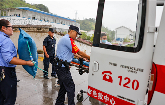 铜仁：铁警救助晕厥旅客暖人心
