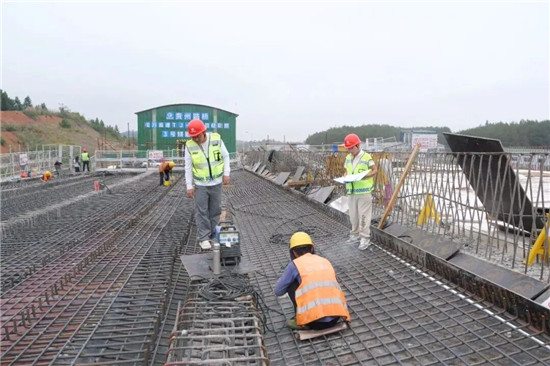 致敬劳动者!松万高速建设酣