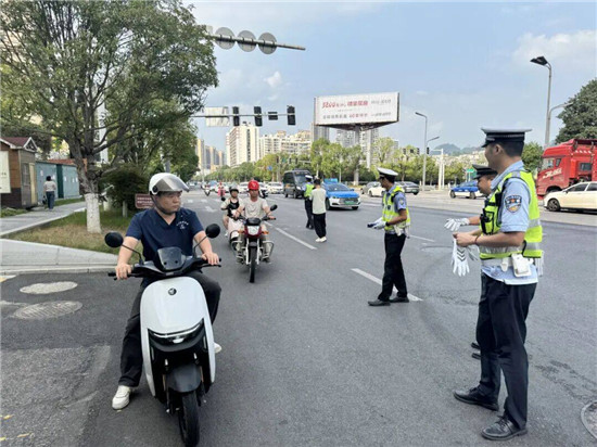 国庆护畅在行动!万山交警全力护航文明城市创建