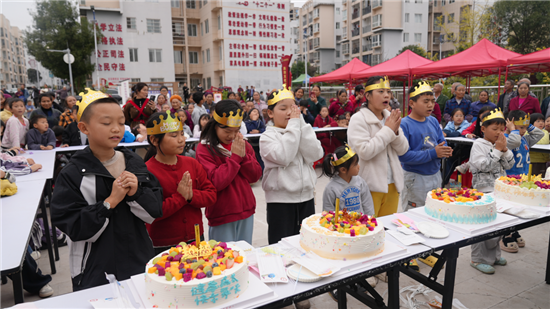 思南:集体生日伴社区留守未成年人温暖成长