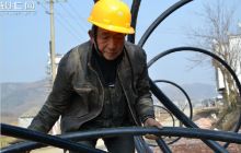 松桃党员为民架水忙