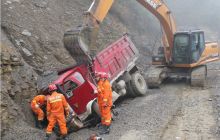 雨天路滑 货车刹不住车撞岩 1人被困