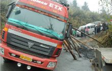 卡车超载坏弯道  交通堵塞13小时