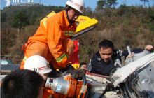 客车撞面包2人被困 松桃消防紧急营救