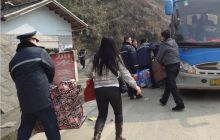 乘客返乡半路被“抛” 松桃运管来帮忙