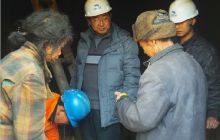 德江供电局职工义务捐赠 免费为残疾人家庭安装电灯