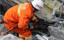 大货侧翻司机命悬 思南消防扩张救人