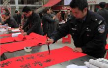 石阡机关干部巡回城乡写春联送温暖