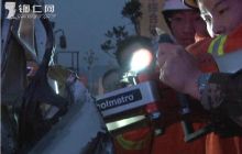 面包撞大货 松桃消防救出1人