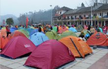 千余“驴友”苗王城露营过大年