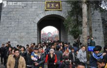 苗族同胞与游客共庆新年