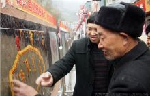 德江举行“迎新春猜谜大赛”和“舞龙炸龙摄影展”