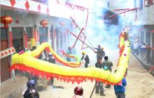 印江群众炸龙过元宵