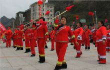 沿河群众载歌载舞闹元宵