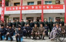 德江人武部官兵敬老院里学雷锋