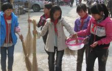 缠溪开展“整脏治乱”学雷锋卫生大扫除活动