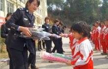 松桃：“警察妈妈”情系留守儿童