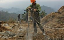 沿河老寨村群众忙修路