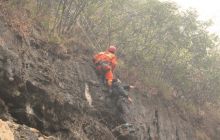 碧江消防100米悬崖缓降营救被困村民