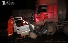 小货车迎面撞上水泥罐车 被困司机50分钟获救