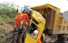 工程车刹车失灵“闯祸” 贵州碧江消防15分钟救人