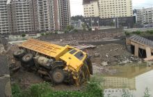 松桃一双联轴大货车侧翻