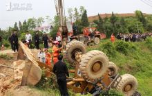 铲车“翻车”  驾驶员被压车底  玉屏消防紧急营救