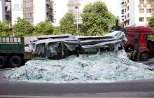 数十万玻璃“洒落满地”