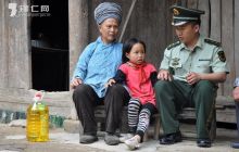 武警官兵为七岁孤儿“圆梦”