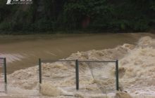 松桃山洪爆发 河堤安全护栏被冲毁