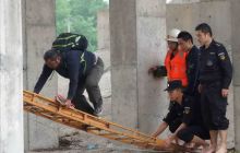 山洪暴发河水上涨  民警消防营救桥下被困男子