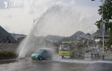 施工车辆“压裂”城区主供水管道