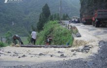 松桃寨英镇村民冒雨护路保畅通