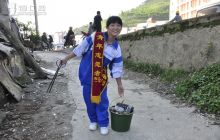 德江一中开展“多彩贵州,最美德江”师生义扫活动