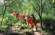 两小女孩悬崖挥衣求救 碧江消防成功营救