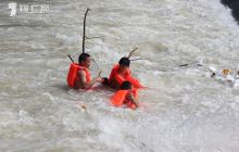 小孩天热下河游泳不慎被困 江口消防紧急营救
