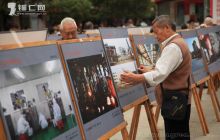 铜仁市摄影家协会到碧江区北门广场布展