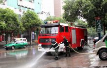 铜仁消防为城市“美容”
