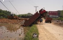 松桃路政及时处理一辆大货车在公路上昂首朝天险情