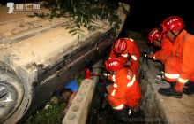 小轿车“四脚朝天”司机垫底 贵州碧江消防成功解救