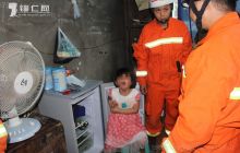 女童手卡冰柜储物格 消防成功取出