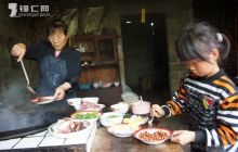 坚守34年：与留守儿童一起留守——德江县堰塘乡甘家山小学身残志坚的“妈妈老师”杨国