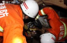 轿车失控冲下高桥 德江消防救出4人