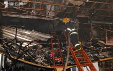 闹市商铺浓烟翻腾 消防及时灭火